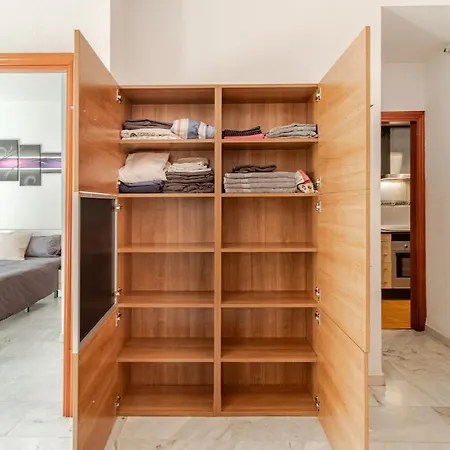 Prime Location In - 15 Min Walk To Old Town Apartment *