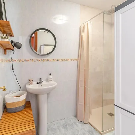 Prime Location In - 15 Min Walk To Old Town Apartment *